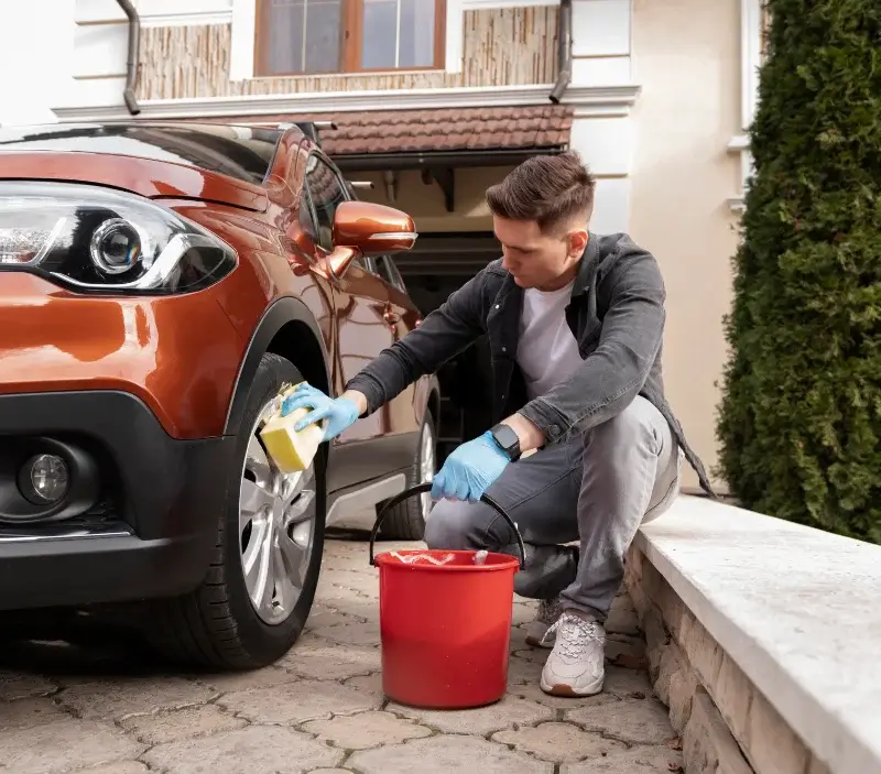 Lavage auto à domicile Pontcirq : professionnel intervenant sur un véhicule